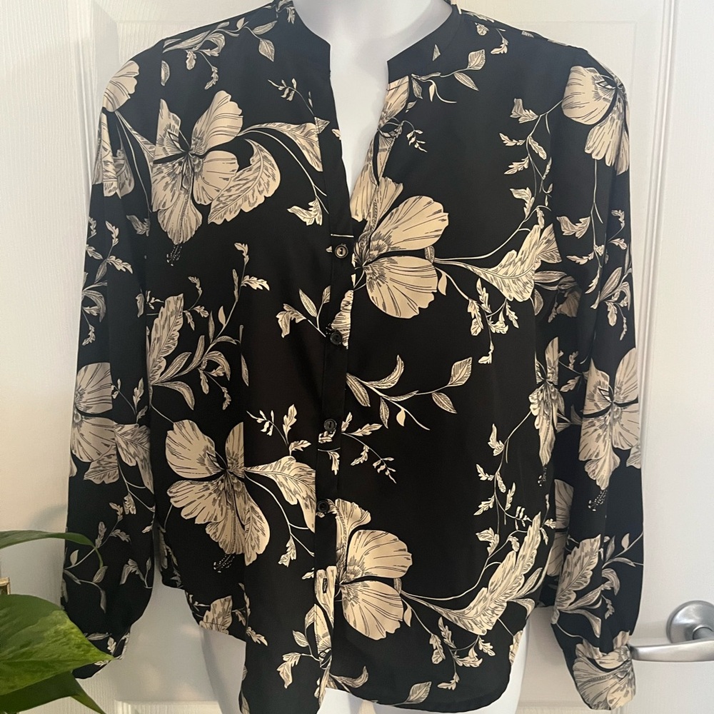Fashion Nova Black and Cream Floral Blouse Size Large